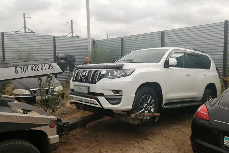 У должника по алиментам в столице изъяли Toyota Land Cruiser Prado