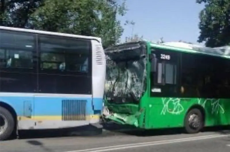ДТП с участием автобусов в Алматы: пострадали девять человек