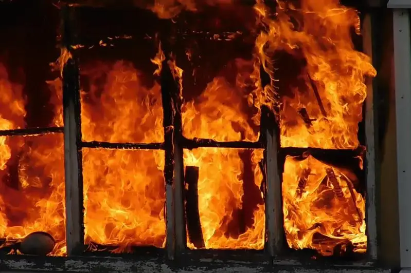 Сестер-инвалидов из горящего дома спасли полицейские Усть-Каменогорска