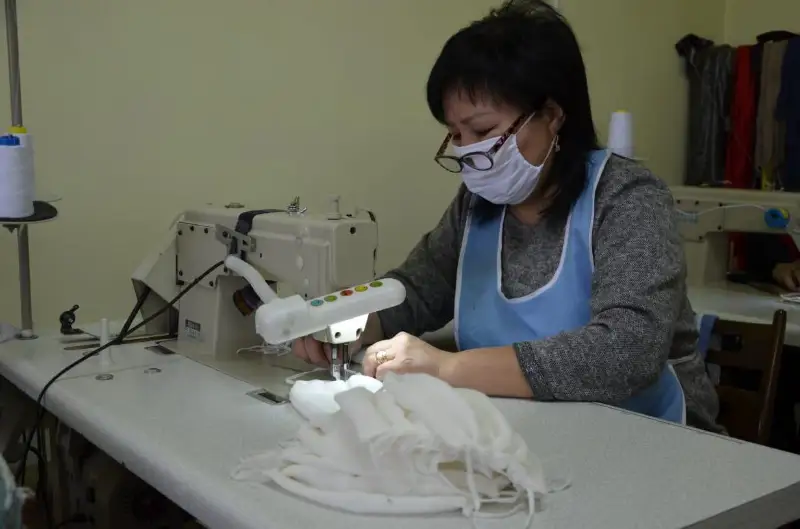 Медицинские маски шьют безвозмездно в таразском швейном ателье