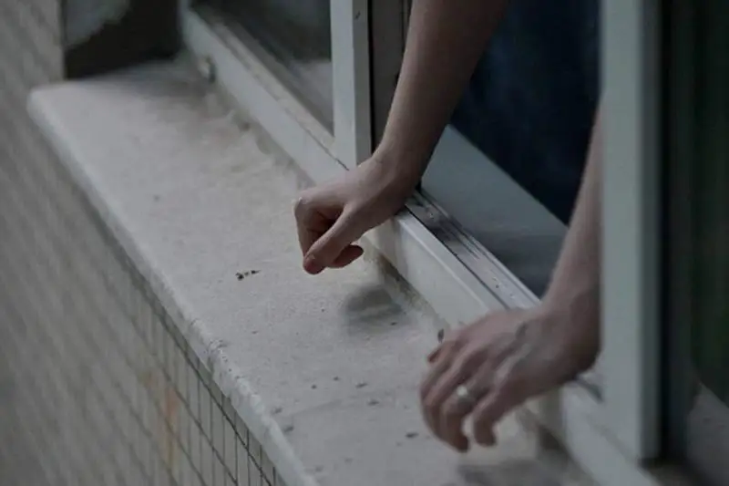 Подозреваемый выпрыгнул с балкона пятого этажа в ВКО