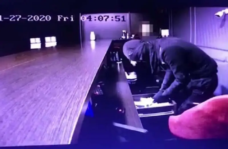 Разбойное нападение на букмекерскую контору в Шу попало на видео