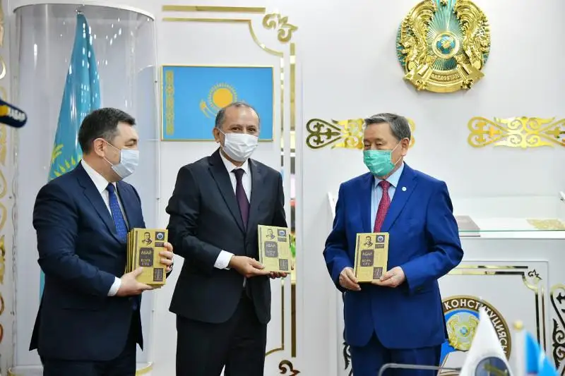 «Слова назидания» Абая переведены на узбекский язык