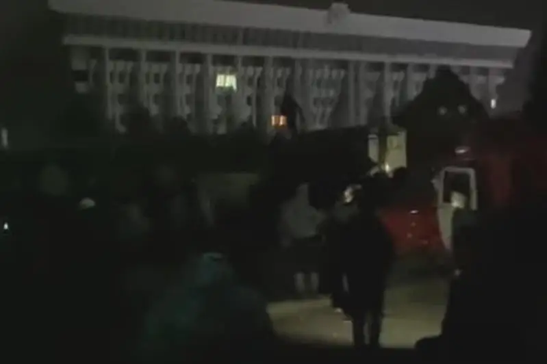 Протестующие в Бишкеке прорвались на территорию Белого дома