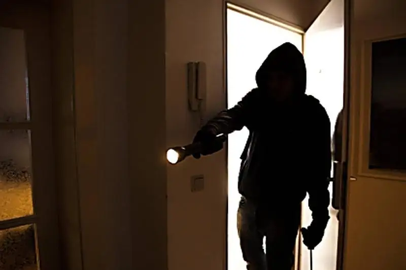 Преступник, пытавшийся проникнуть в чужой дом, задержан в Алматы