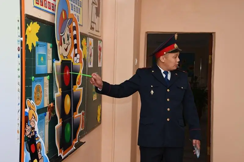 В 560 акмолинских школах полицейские провели уроки для первоклашек