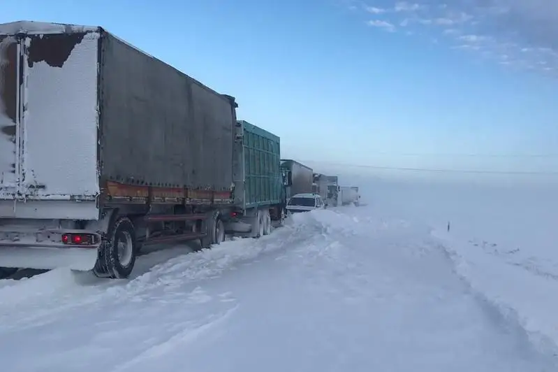 Снежный плен: эвакуирован 31 человек, вызволено 50 машин в Актюбинской области