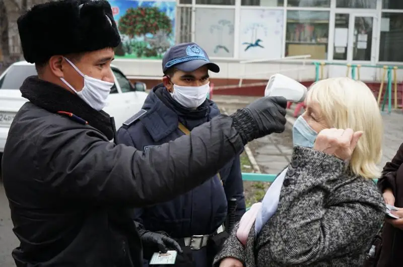 Полицейские Семея измеряют температуру горожанам