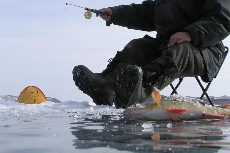 Об опасности рыбалки на неокрепшем льду предупреждают спасатели ВКО