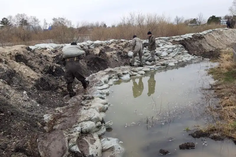 Военнослужащие защищают села от паводка в СКО