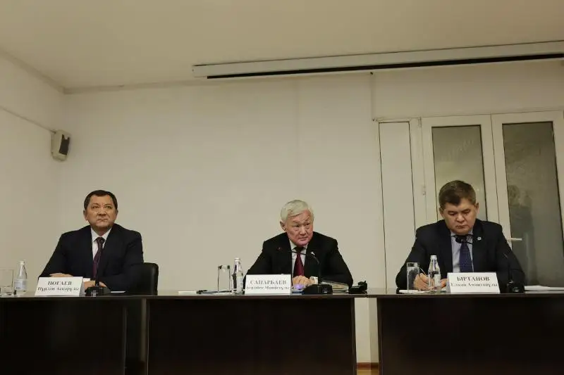 Бердибек Сапарбаев напомнил атырауским медикам о клятве Гиппократа