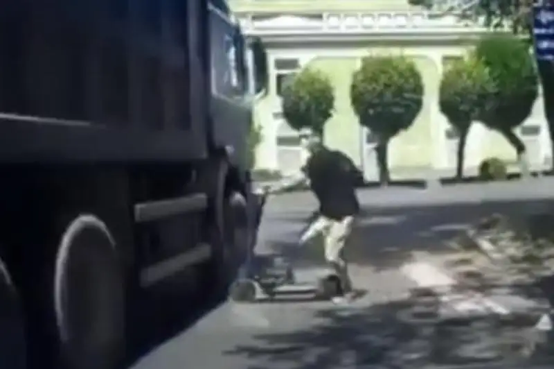 Жесткое столкновение самокатчика с КамАЗом попало на видео в Алматы