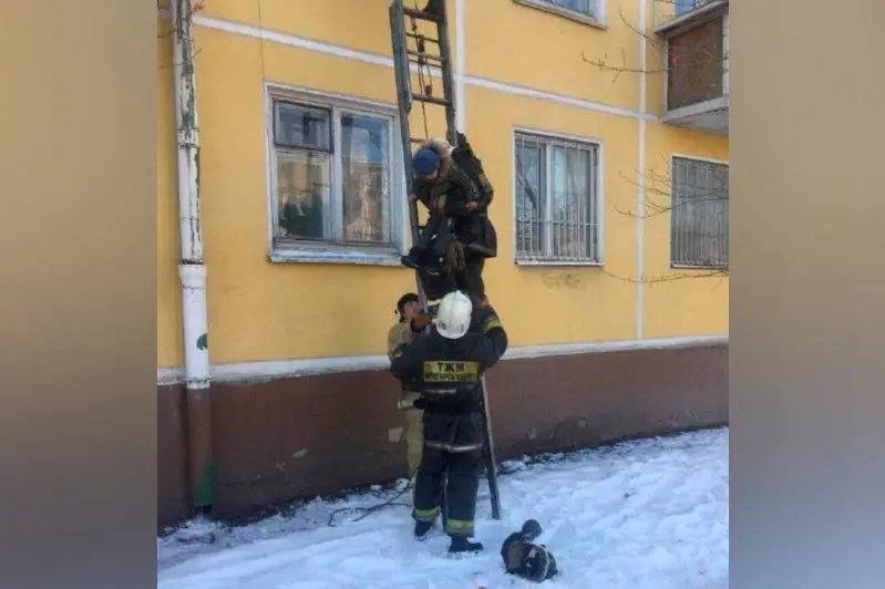 Столичные огнеборцы спасли детей из горящей квартиры