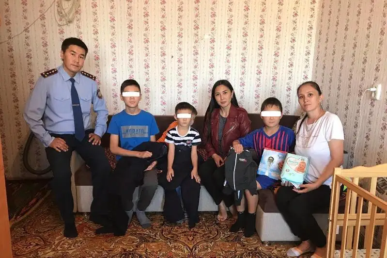 Многодетную семью взяли под опеку костанайские полицейские