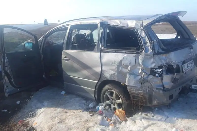 Микроавтобус с иностранцами опрокинулся на трассе в Актюбинской области, один человек погиб