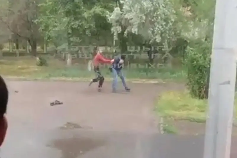 Брызнул баллончиком и напал на пассажира автобуса – полиция разыскивает хулигана