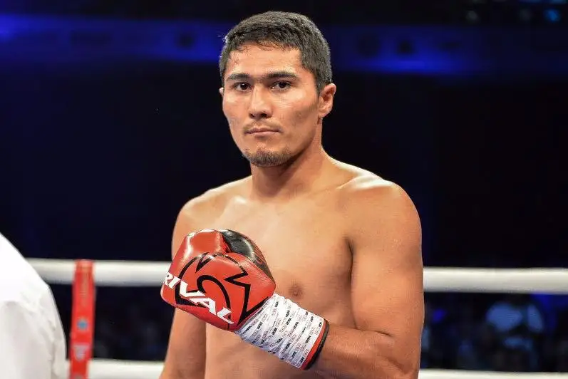 Непобежденный казахстанский боксер с титулом WBC сразится против россиянина