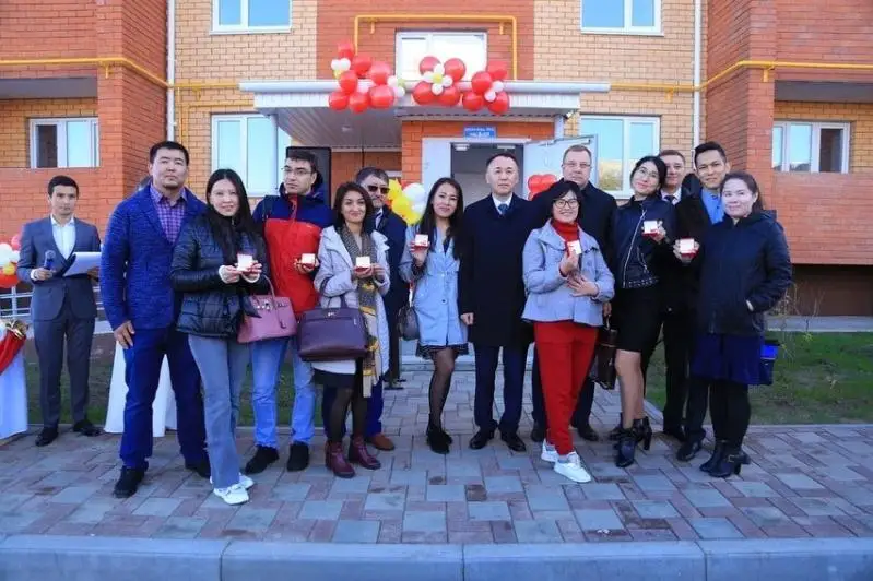 Врачи и многодетные семьи получили квартиры в Лисаковске