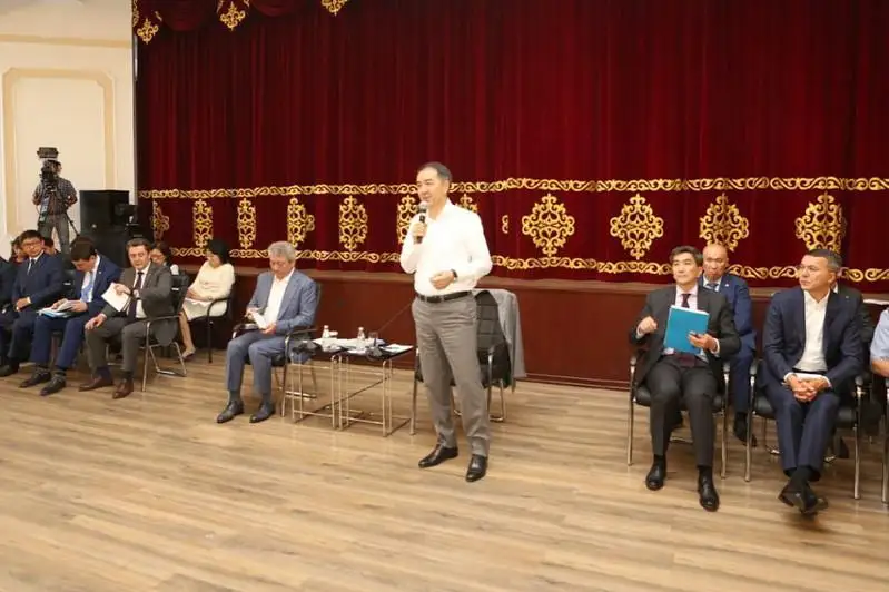 Ветхое жилье, детсады, школы - о чем говорил аким Алматы с жителями Алмалинского района