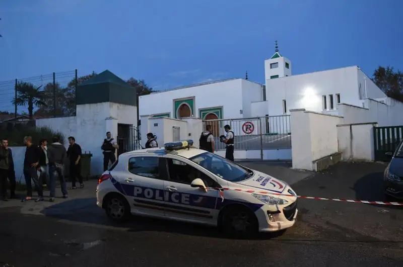 Бывший политик устроил стрельбу возле мечети во Франции