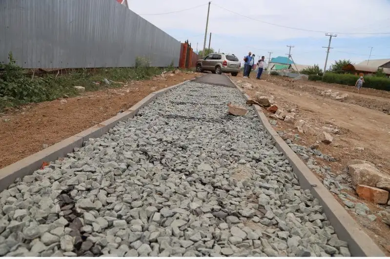 Кривой тротуар проложили на одной из улиц Уральска