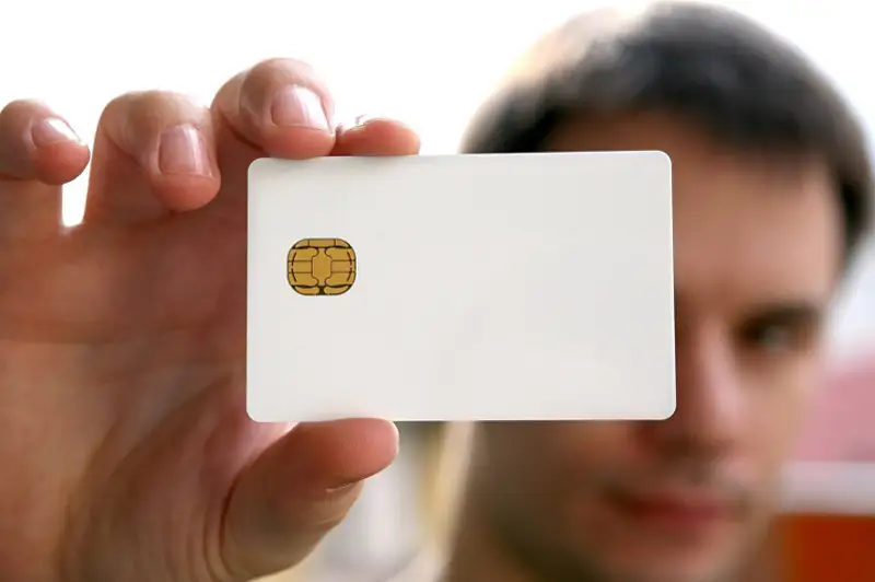 ID-карты выдают актюбинским госслужащим вместо служебных удостоверений