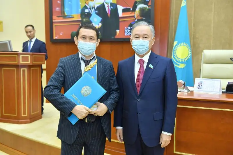 Нурлан Нигматулин вручил награды победителям премии «Парламент сөзі»