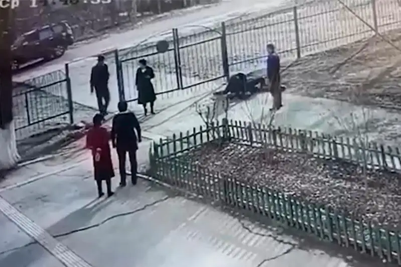 Сотрудники полиции задержали мужчину на территории школы Тараза