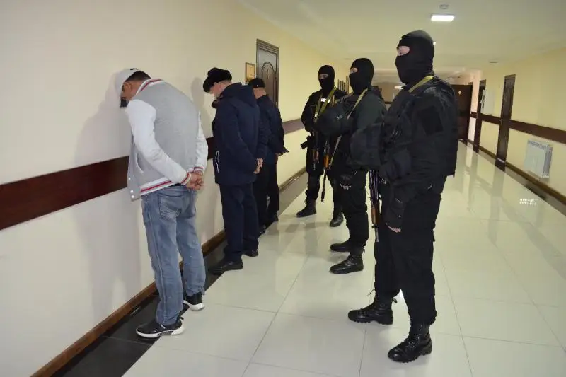 Полицейские Туркестанской области задержали вымогателей, требовавших миллион тенге