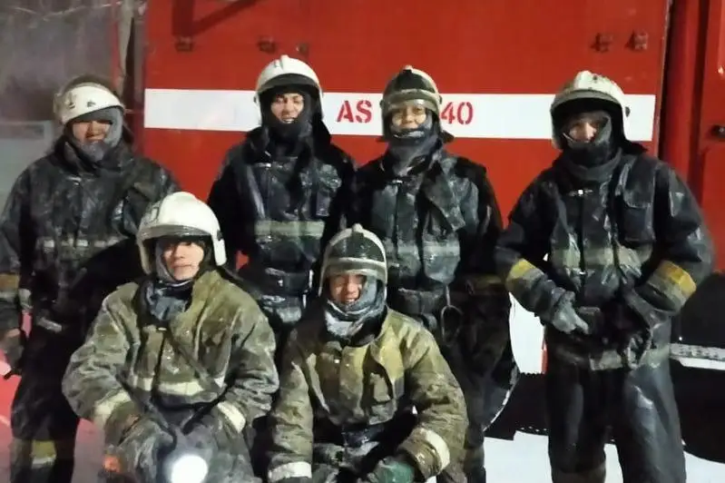 Пожарные вынесли женщину из огня в Павлодаре