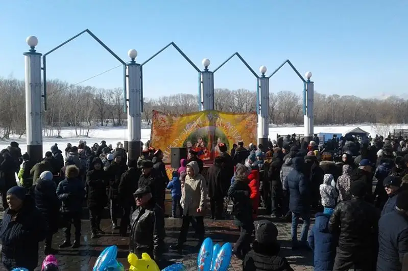 Около 100 килограммов блинов испекли к масленице в Семее