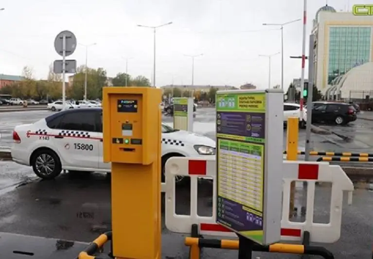 Парковочную платформу с системой распознавания госномеров запускают у столичного ж/д вокзала