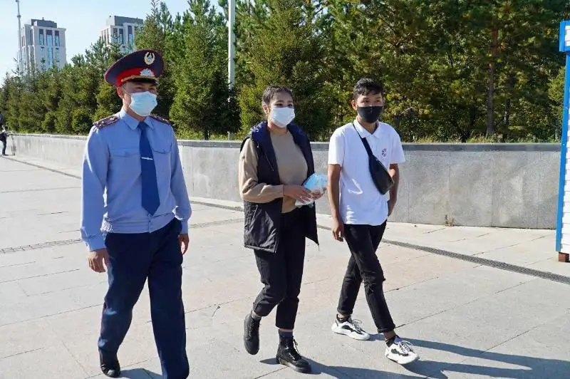 Не пренебрегать правилами карантина призвали волонтеры жителей Нур-Султана