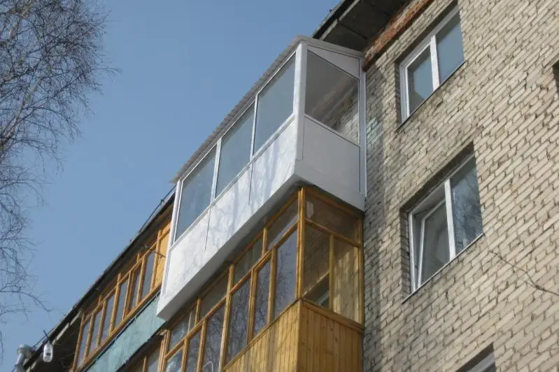 Едва не упала с пятого этажа жительница Павлодара