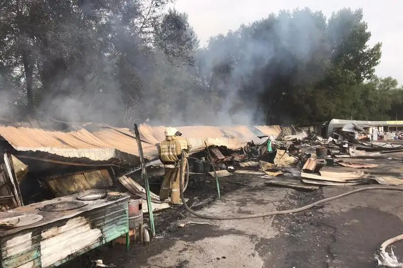 Столовая и торговые павильоны горели на рынке «Алтын Орда» в Алматы