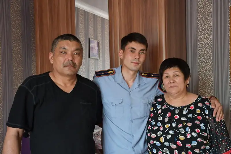 Нет крепче союза, чем счастливая и дружная семья - родители героя-полицейского