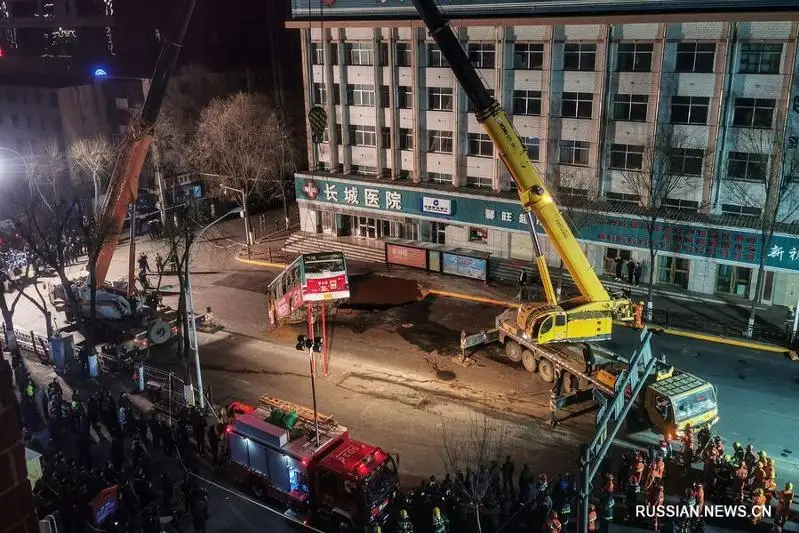 Автобус провалился под землю в Китае, 10 человек пропали без вести