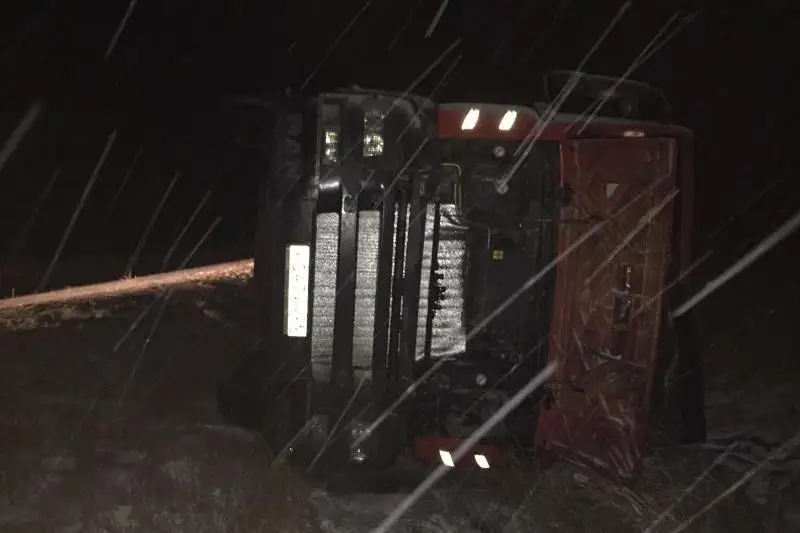 В Павлодарской области перевернулся грузовик с кондитерскими изделиями