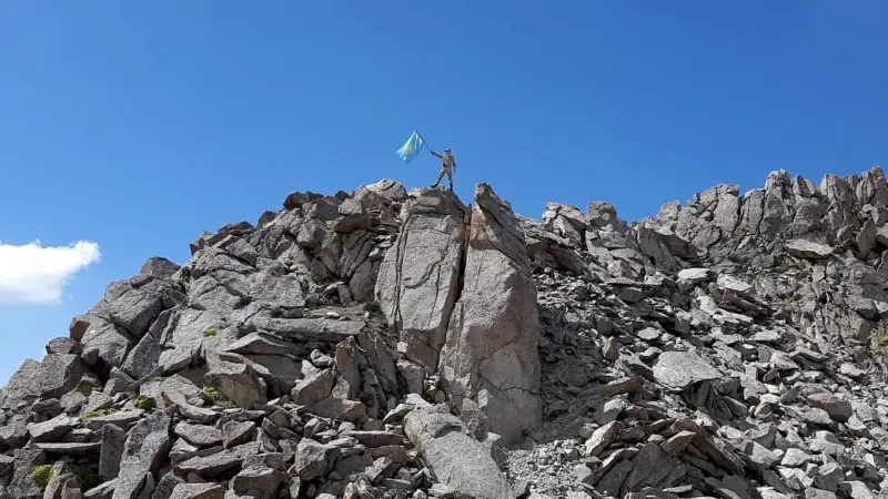 Юные патриоты водрузили флаг Казахстана на пике Большой Алматы