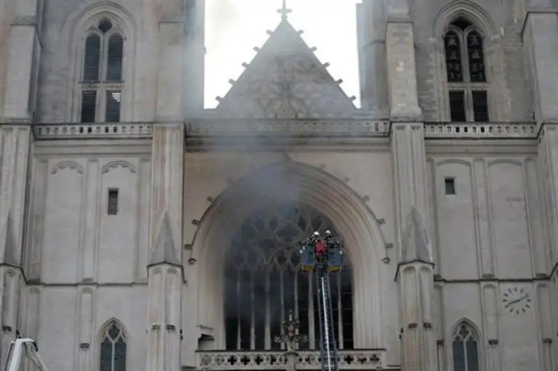 Причиной пожара в готическом соборе Святых Петра и Павла мог быть поджог