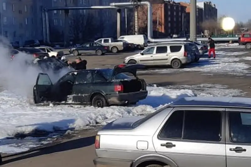Машина загорелась на парковке в Петропавловске
