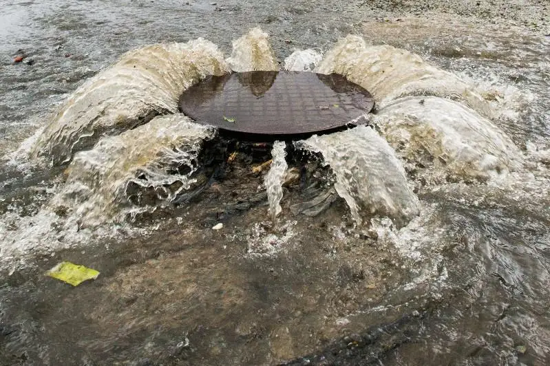 В Павлодаре хлынули на поверхность канализационные стоки