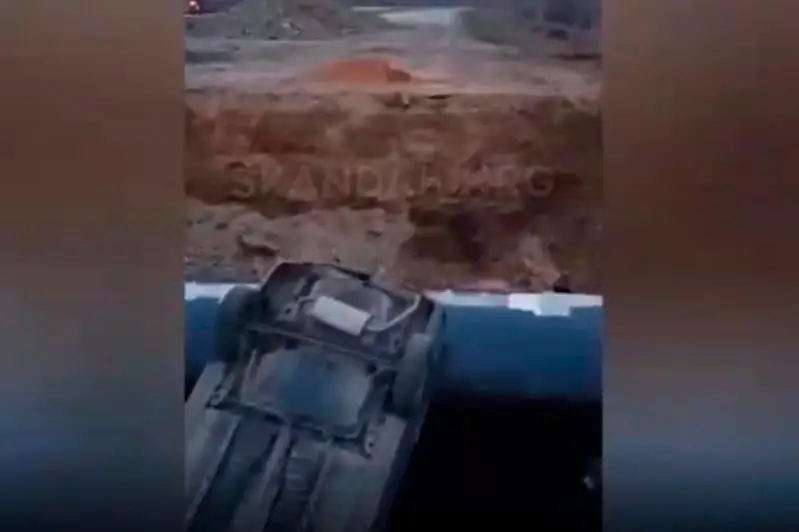 Автомобиль с двумя людьми  упал в котлован по дороге в Кокшетау