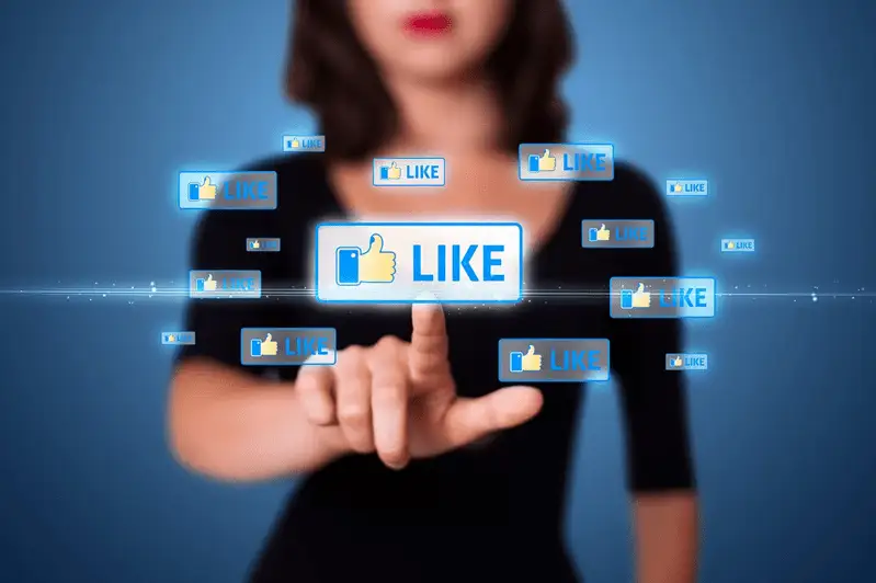 В социальных сетях сидят в основном ради лайков - политолог