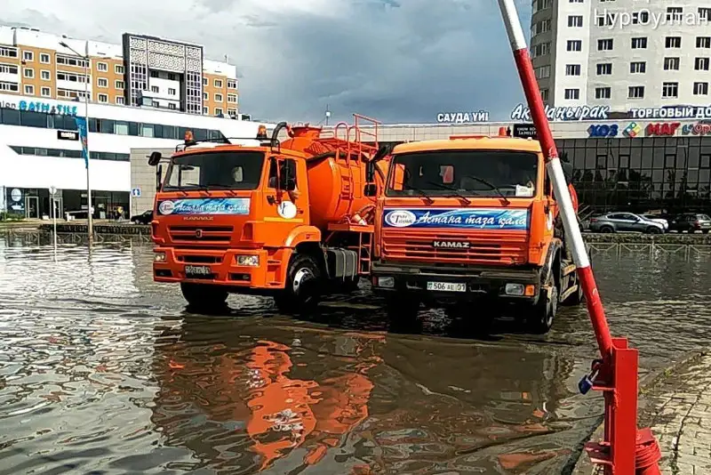 Более ста спецмашин откачивают воду на улицах столицы после дождя