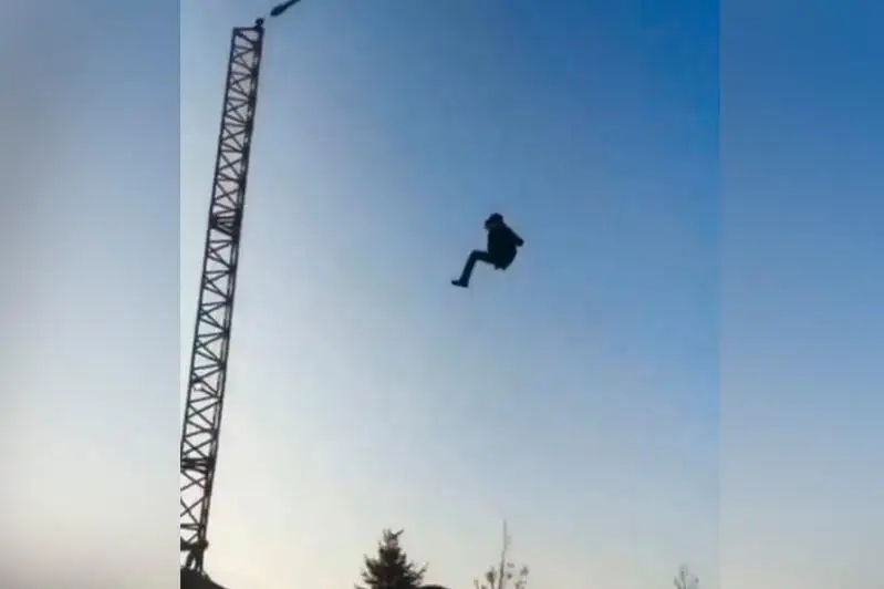 Ребенок упал с аттракциона на Кок-Тобе: врачи рассказали о его состоянии