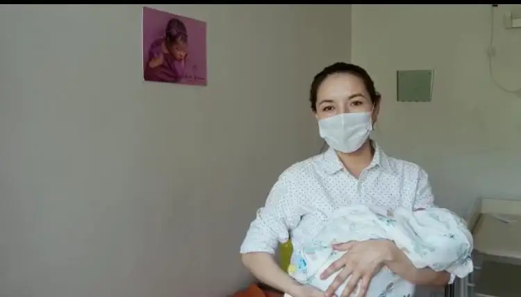 Алматинка родила сына, находясь на карантине в больнице