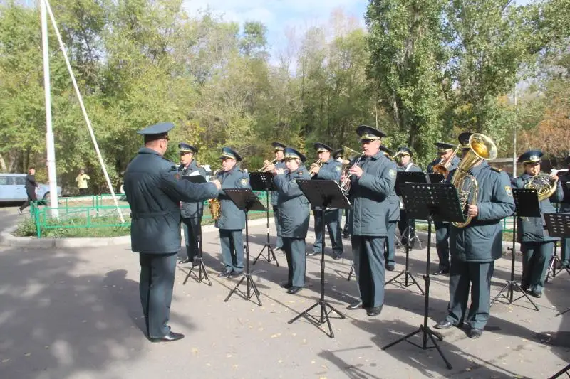 Концерт под окнами ветеранов устроил оркестр в Усть-Каменогорске