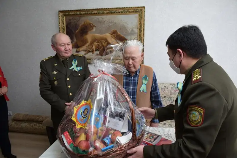 Сотрудники Комитета по ЧС поздравили с Днем Победы труженика тыла Аяпкали Кажкенова