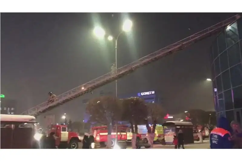 35 огнеборцев и 7 единиц техники тушили пожар в кафе в Караганде